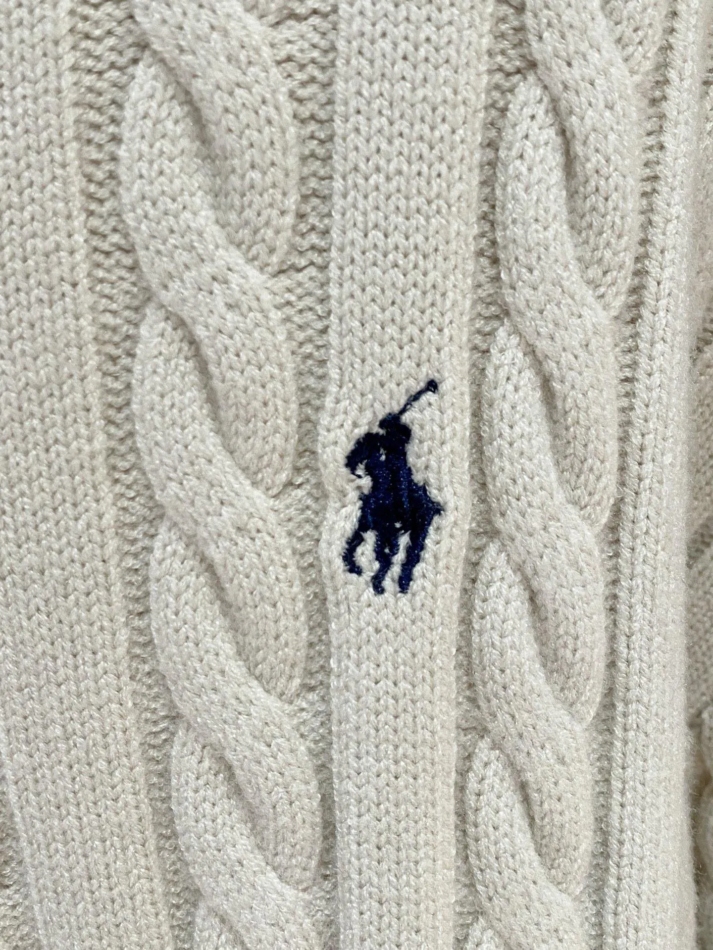 🅿️420 【POLO Paul】Autumn and winter classic round neck pullover sweater, in full condition! ! ! Wool blended fabric, the latest model in 2025, golden ratio! ! Slim-fitting soft gold, versatile and practical item, the combination and practicality are extremely powerful, simple and elegant, and classy! To create your own style, it is highly recommended to buy it in two colors. The standard slim fit tailoring process is suitable for both young and old men. It is knitted from wool and will not cause any discomfort! While keeping warm, it is stylish, textured and wearable, and the classic logo with contrasting colors on the chest feels in place! ! Recommended for regular customers! ! Size M-3XL (maximum wear: 190 pounds)